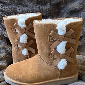 Koolaburra by UGG Victoria Tall Bow Boots Chestnut Suede – Women’s Size 9 – NEW